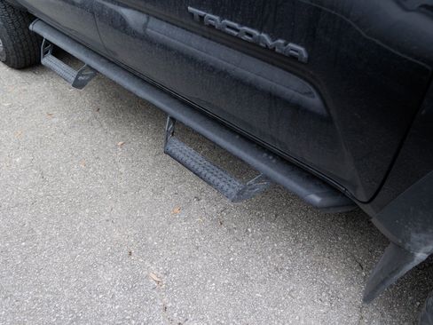 Used 2023 Toyota Tacoma TRD Off-Road image 11