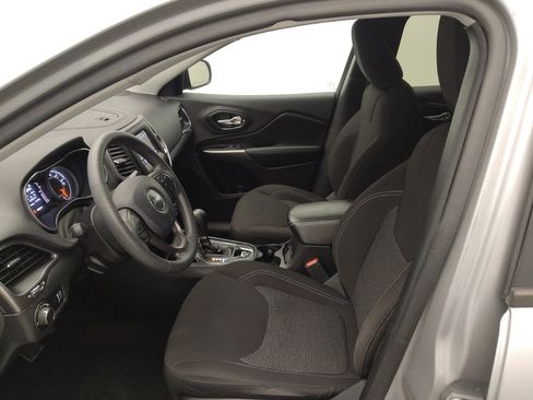 Used 2020 Jeep Cherokee Latitude FWD image 17