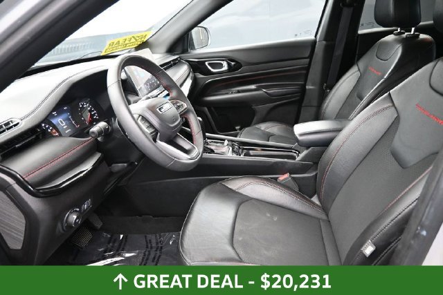 Used 2025 Jeep Compass Trailhawk AWD/4WD image 17