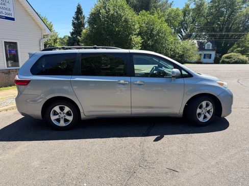 Used 2015 Toyota Sienna LE FWD image 8