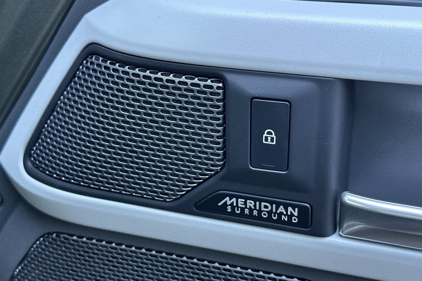 Used 2023 Land Rover Defender 110 X-Dynamic SE AWD/4WD image 30