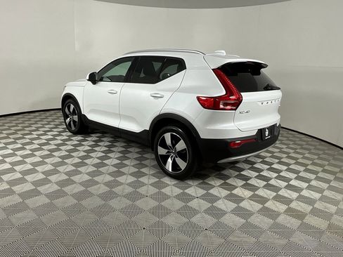Used 2021 Volvo XC40 T5 Momentum w/ Premium Package image 3