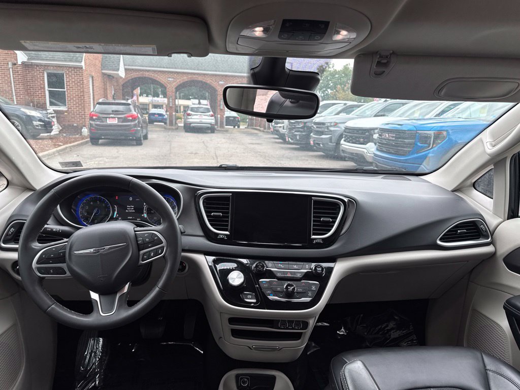 Used 2023 Chrysler Pacifica Touring-L FWD image 14
