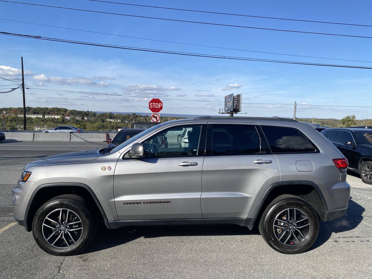 Used 2017 Jeep Grand Cherokee Trailhawk w/ Trailhawk Luxury Group AWD/4WD image 8