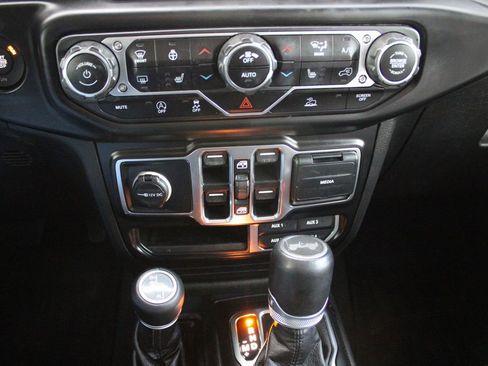 Used 2022 Jeep Wrangler Unlimited Sahara AWD/4WD image 34