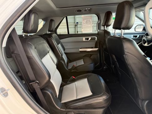 Used 2023 Ford Explorer XLT w/ Equipment Group 202A AWD/4WD image 18