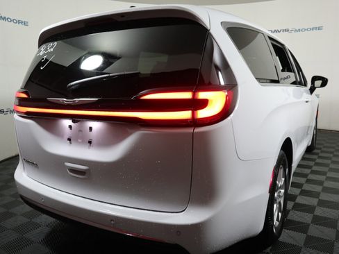 New 2026 Chrysler Pacifica Select image 6