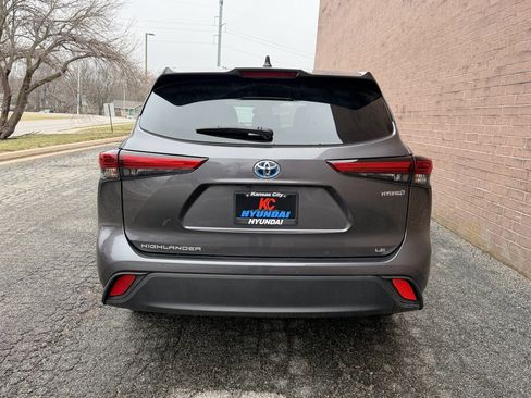 Used 2023 Toyota Highlander LE image 4