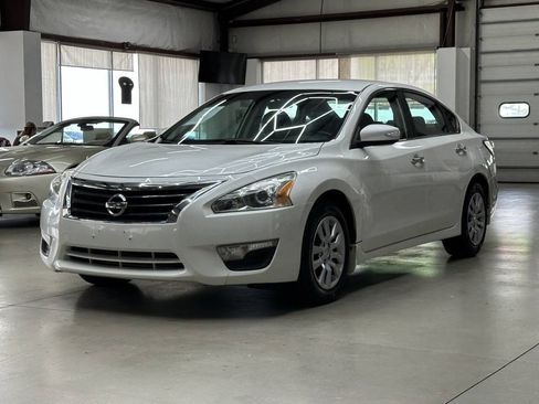 Used 2014 Nissan Altima 2.5 S w/ Display Audio Package FWD image 5