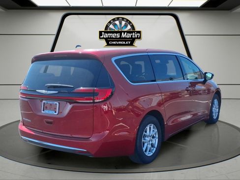 Used 2025 Chrysler Pacifica Select FWD image 4