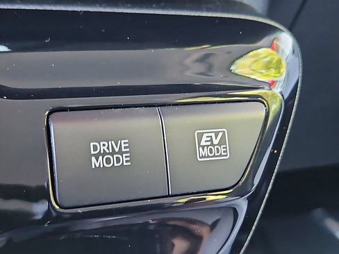 Used 2019 Toyota Prius LE AWD/4WD image 23