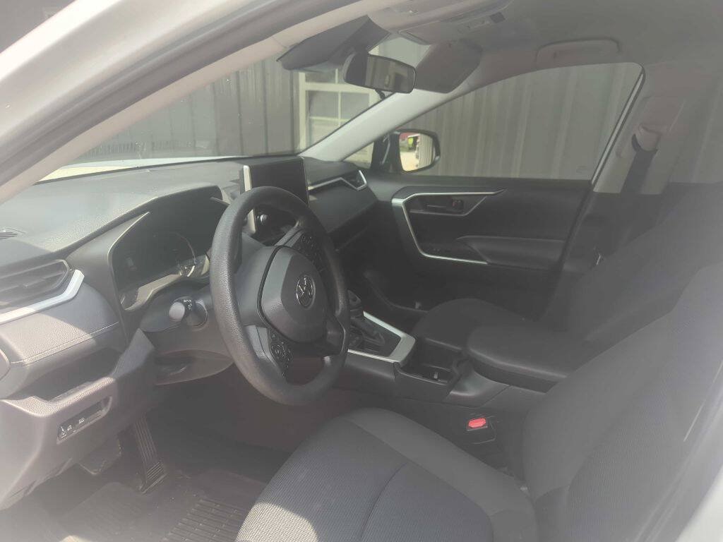Used 2025 Toyota RAV4 LE AWD/4WD image 9