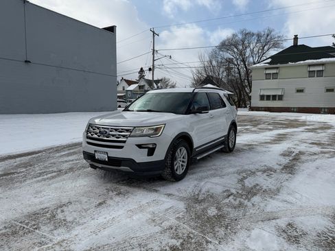 Used 2018 Ford Explorer XLT w/ Equipment Group 202A image 3