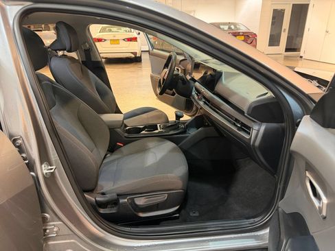 Used 2025 Kia K4 FWD image 36