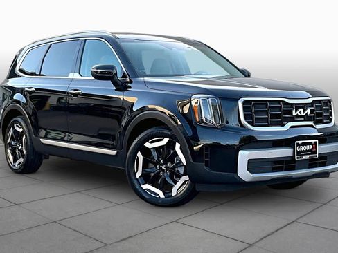 Certified 2025 Kia Telluride S FWD image 3