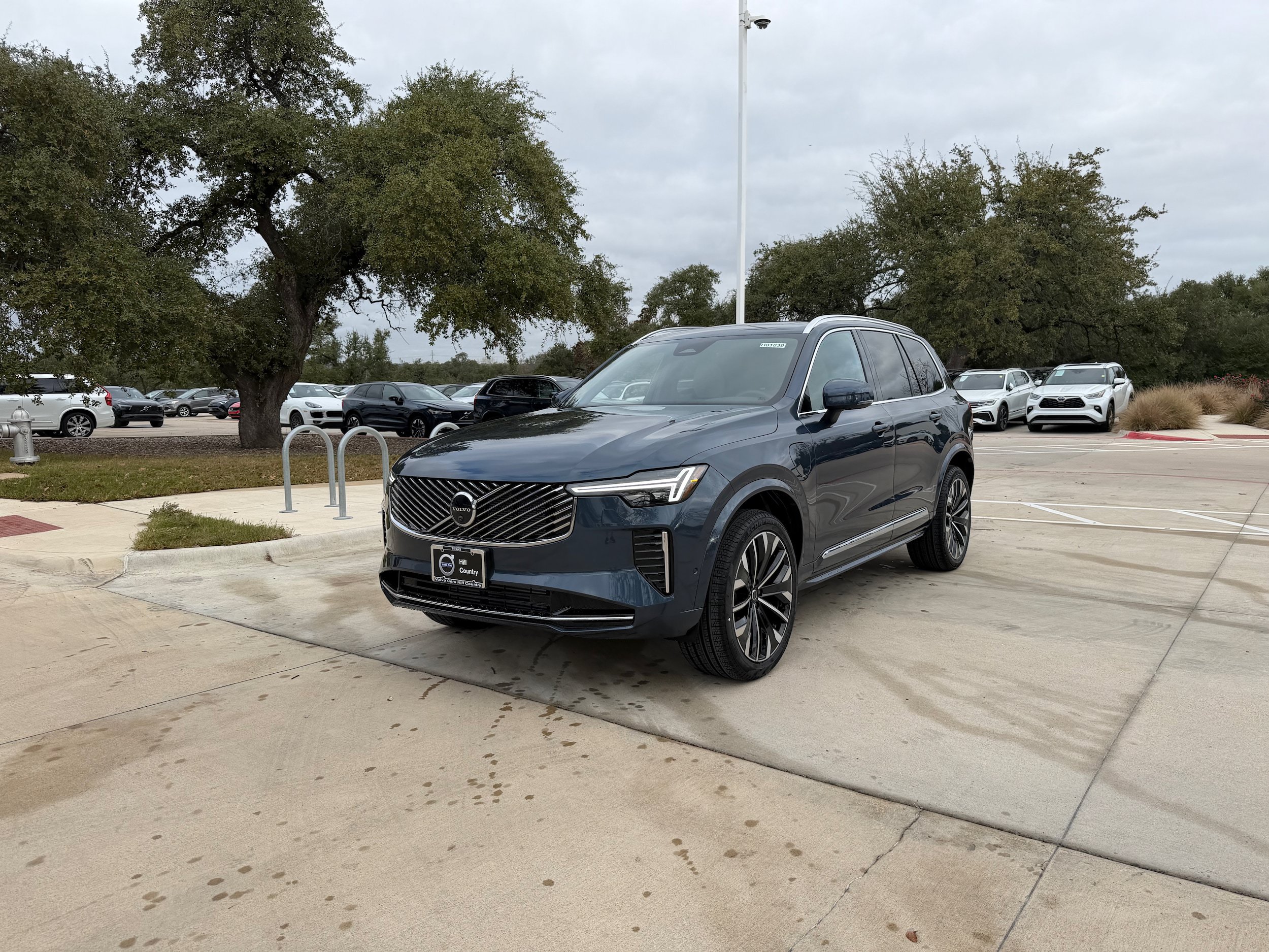 Used 2026 Volvo XC90 T8 Plus w/ Protection Package Premier AWD/4WD image 2