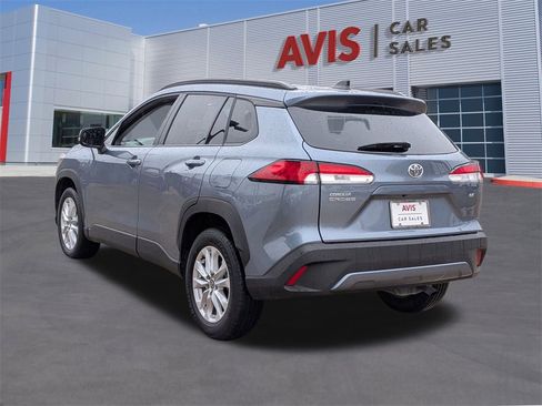 Used 2025 Toyota Corolla Cross LE image 3