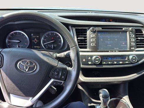 Used 2019 Toyota Highlander SE AWD/4WD image 5