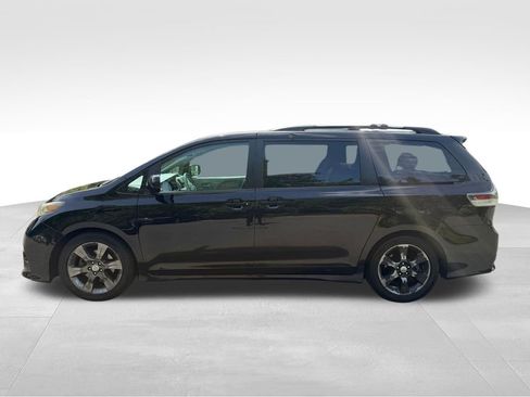 Used 2012 Toyota Sienna SE FWD image 2