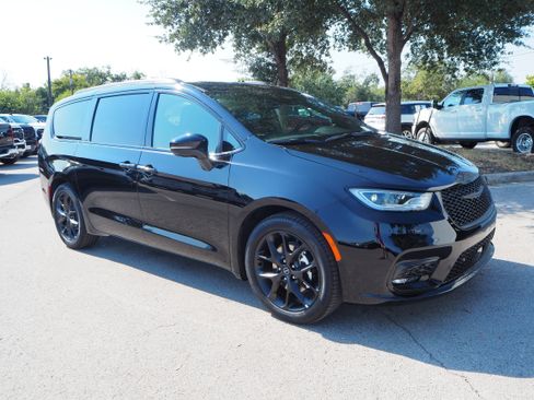 New 2026 Chrysler Pacifica Limited w/ Uconnect Theater Family Group image 3