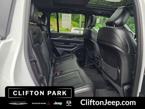 Certified 2025 Jeep Grand Cherokee Limited AWD/4WD image 18