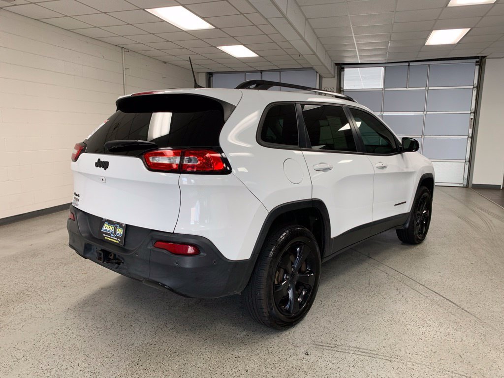 Used 2017 Jeep Cherokee Limited w/ Luxury Group AWD/4WD image 8