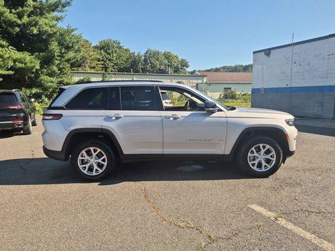 Certified 2022 Jeep Grand Cherokee Limited AWD/4WD image 4