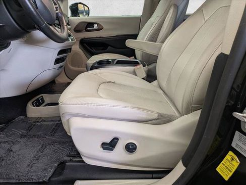 Used 2017 Chrysler Pacifica Touring-L Plus FWD image 21