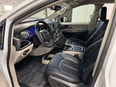 Used 2024 Chrysler Pacifica Touring-L image 15