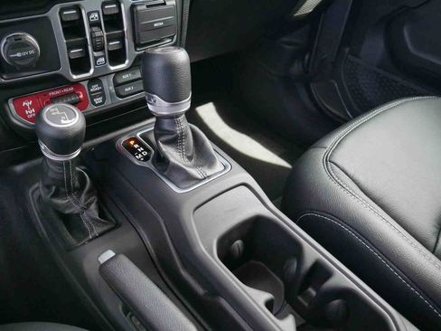 Used 2025 Jeep Wrangler Unlimited Rubicon AWD/4WD image 31