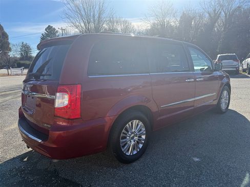 Used 2016 Chrysler Town & Country Limited image 5