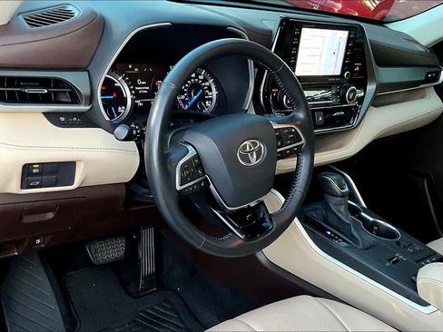 Used 2020 Toyota Highlander XLE image 17