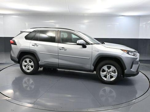 Used 2019 Toyota RAV4 LE w/ Carpet Mat Package AWD/4WD image 4