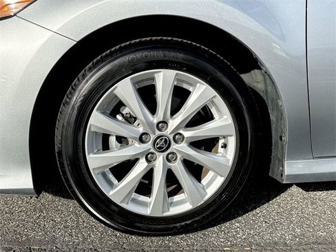 Used 2020 Toyota Camry LE image 10