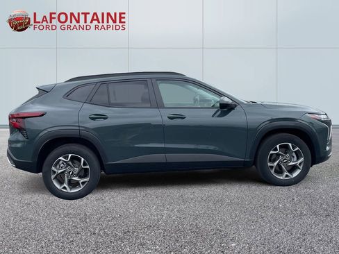 Used 2025 Chevrolet Trax LT FWD image 8