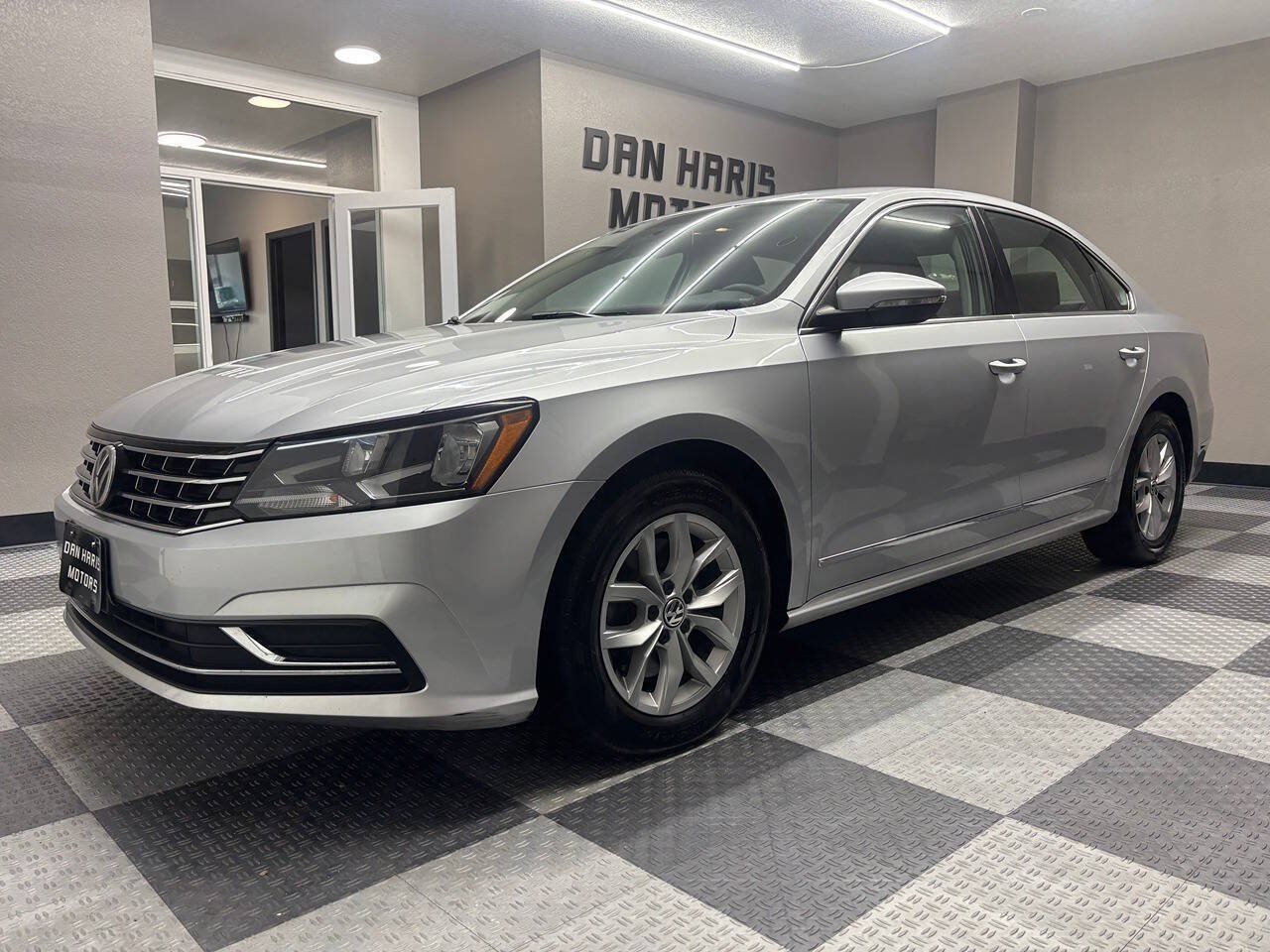 Used 2017 Volkswagen Passat 1.8T S FWD image 2