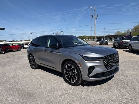 Used 2025 Lincoln Nautilus Reserve AWD/4WD image 12
