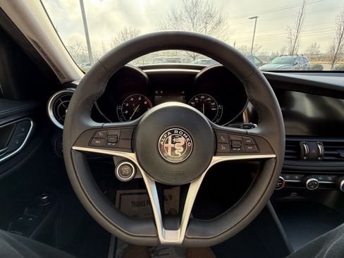Used 2017 Alfa Romeo Giulia image 21