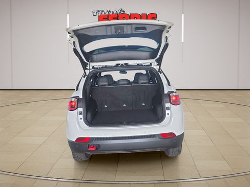 Used 2026 Jeep Compass Trailhawk AWD/4WD image 9