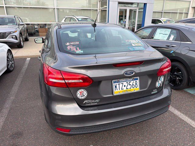 Used 2018 Ford Focus SE w/ SE Appearance Package FWD image 9
