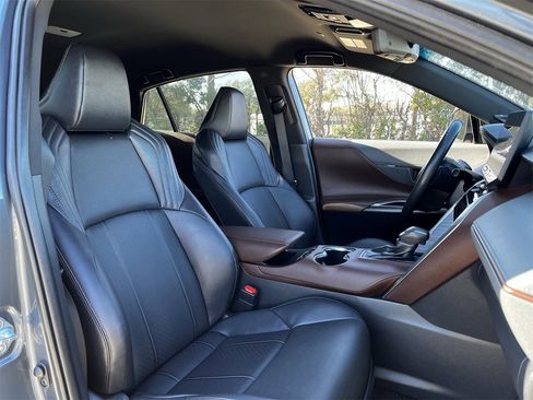 Used 2023 Toyota Venza Limited image 24