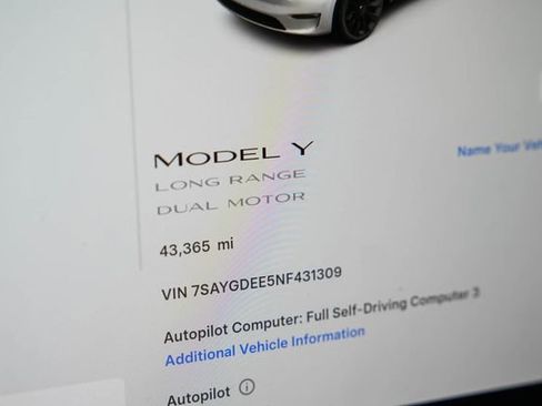 Used 2022 Tesla Model Y Long Range image 32