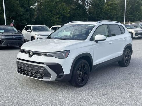 New 2026 Volkswagen Taos SE FWD image 3