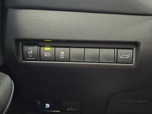 Used 2023 Toyota Venza LE AWD/4WD image 23