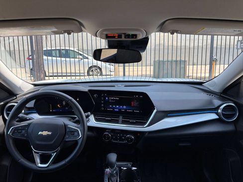 Used 2025 Chevrolet Trax LT w/ LT Convenience Package FWD image 32