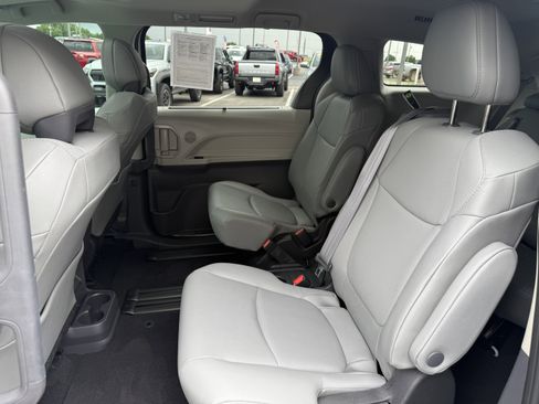 Certified 2023 Toyota Sienna XLE FWD image 34