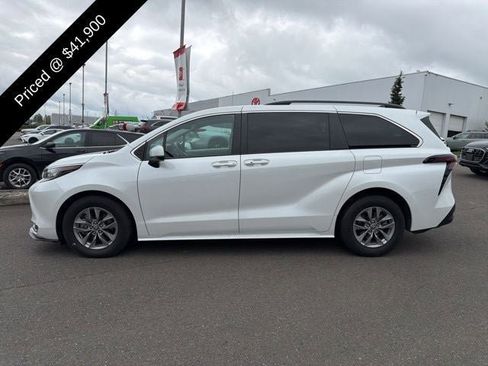 Used 2023 Toyota Sienna XLE FWD image 3