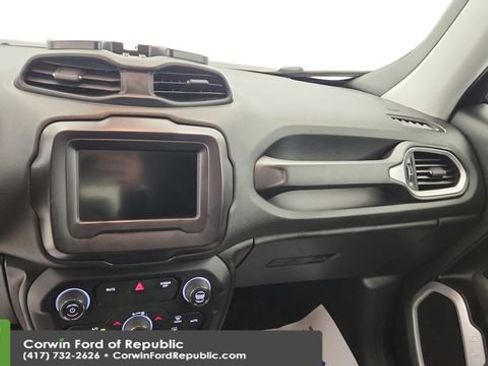 Used 2018 Jeep Renegade Latitude w/ Cold Weather Group image 16