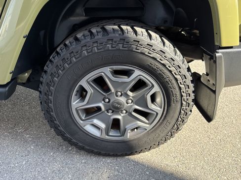 Used 2013 Jeep Wrangler Unlimited Sahara w/ Dual Top Group AWD/4WD image 8