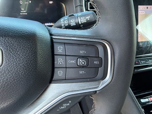 Used 2024 Jeep Wagoneer L Series II AWD/4WD image 32